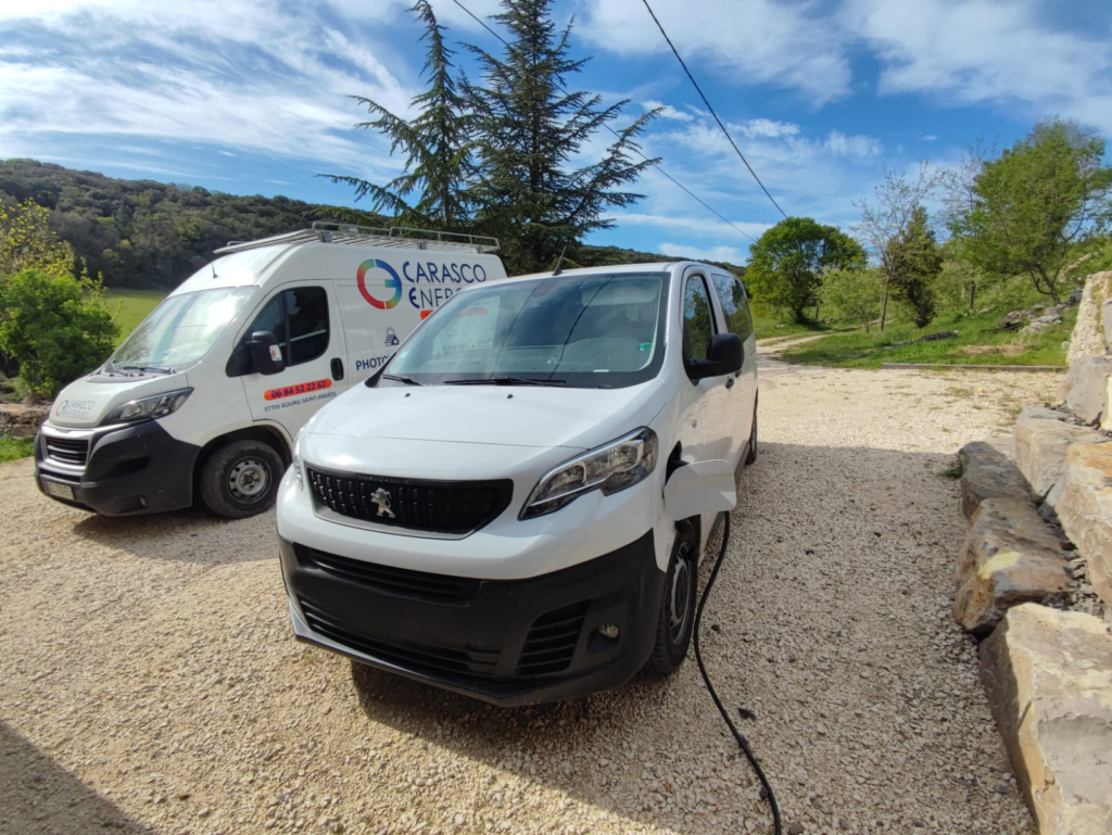 Véhicule électrique en train de recharger 