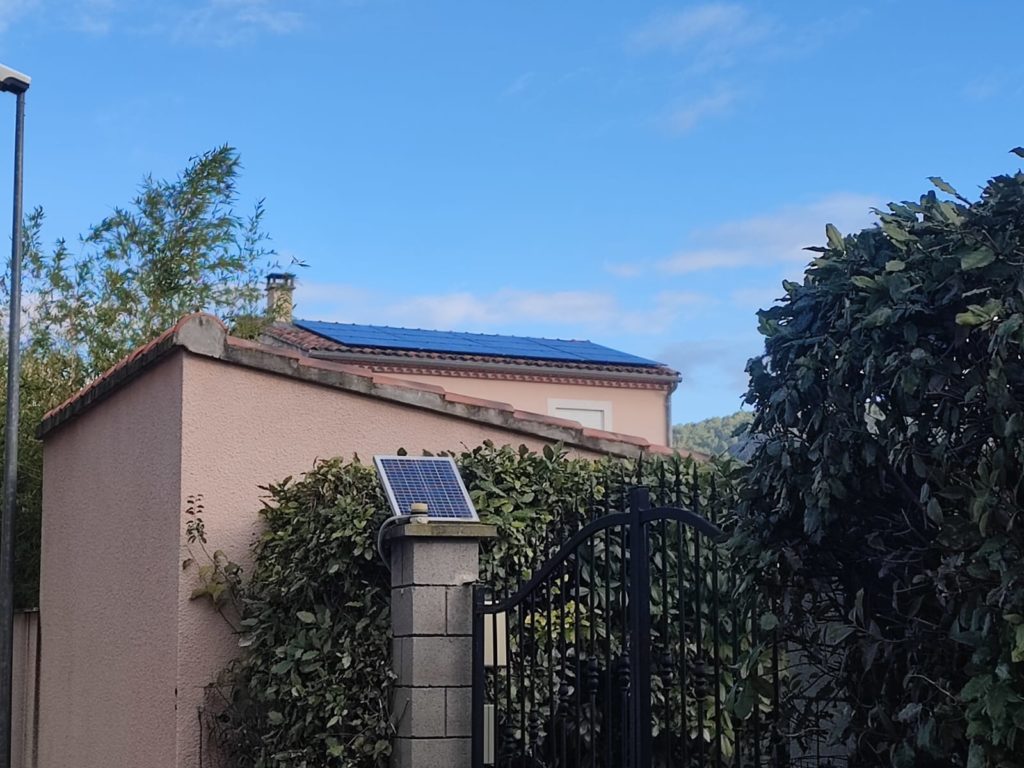 Vue du portail des panneaux photovoltaiques sur le toit