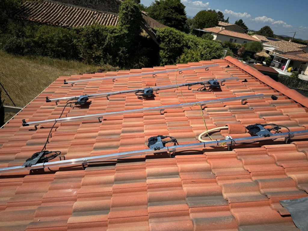 Pose des rails avant installation des panneaux photovoltaiques