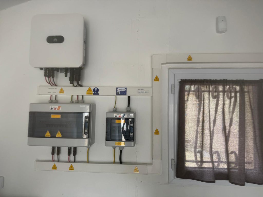 Photo du coffret électrique des panneaux photovoltaïques