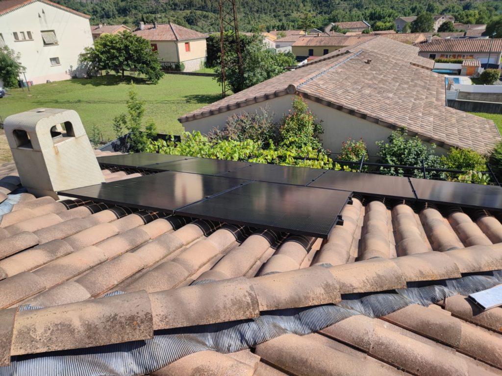 Vue du toit d'une installation de panneaux photovoltaiques