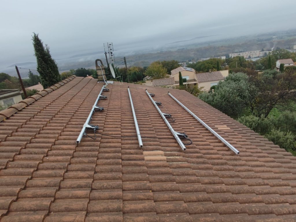 Pose des rails pour panneaux photovoltaiques