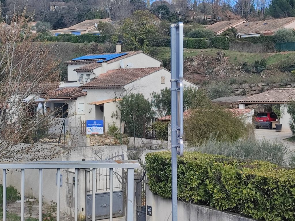 Plan large sur installation photovoltaique